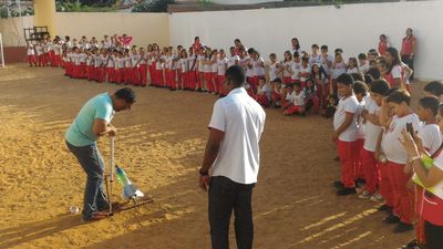 Lançamento de foguete nas escolas